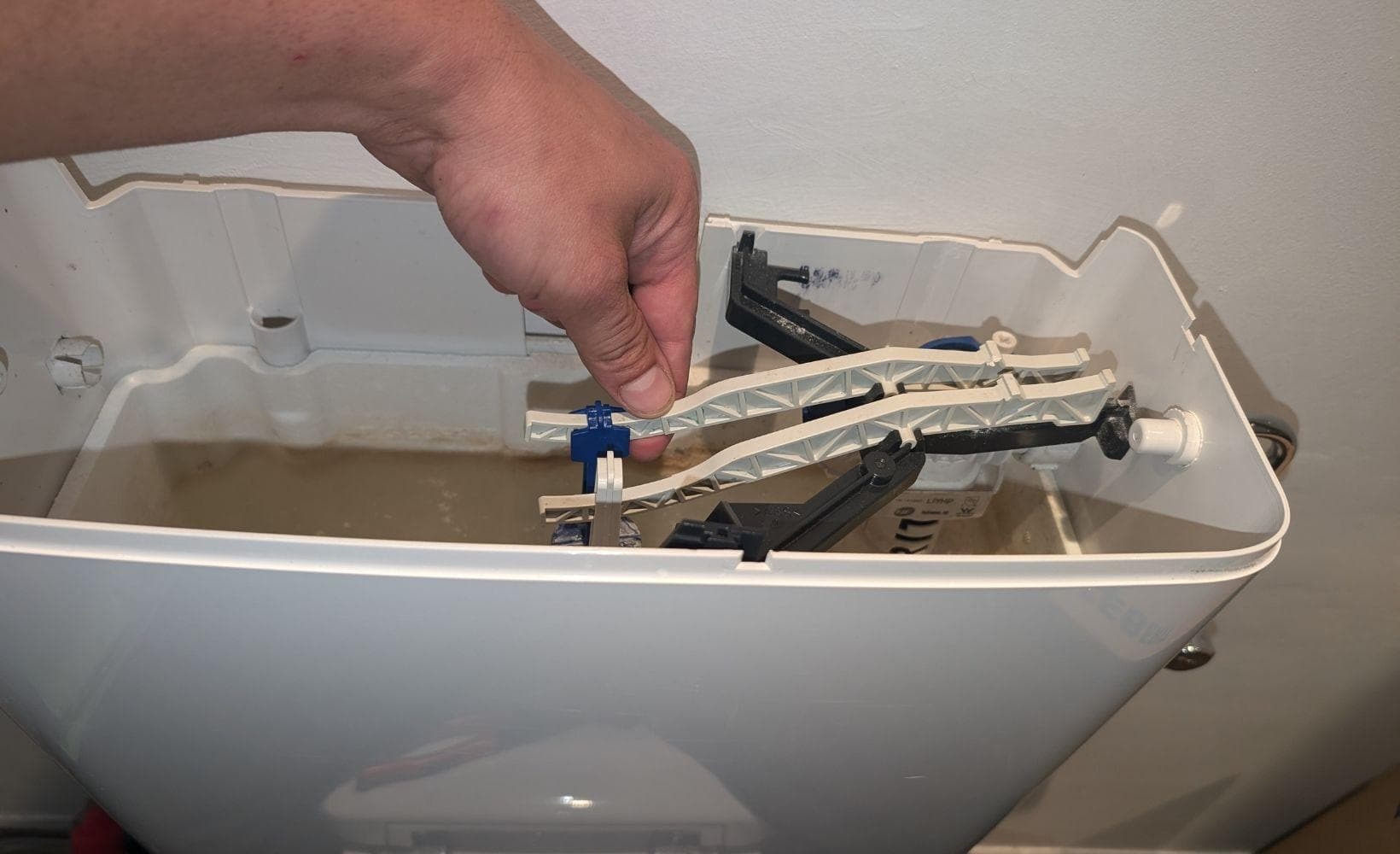 Réparer une fuite de chasse d'eau : le guide complet pour un dépannage express