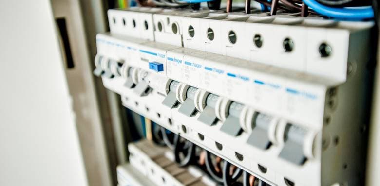 Tableau électrique qui disjoncte : pourquoi le disjoncteur saute et comment résoudre le problème ?